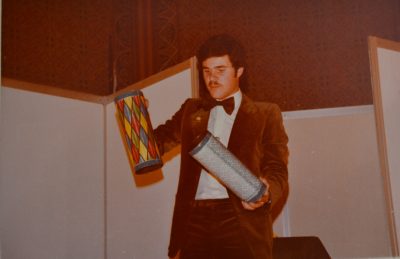 Titulo: Evento Noche Mágica- Sergio Motles y el tubo Raymond. Año: Noviembre de 1981. Fuente: Archivo Sergio Motles