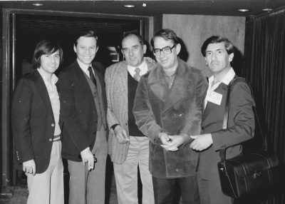 Titulo: (De izquierda a derecha) Ling Fu junto a Fantasio, desconicido, Arturo de Ascanio, desconocido. Hotel Bahuen en Buenos Aires Año: 1982. Fuente: Archivo Enrique Hidalgo