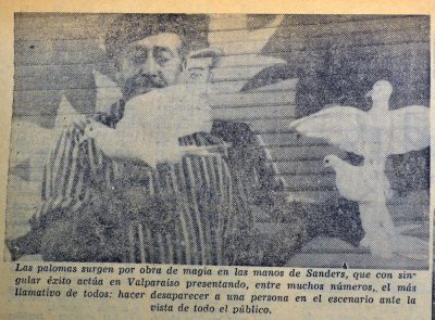 Descripción: Recorte de prensa. Fotografía.  Foto de mago: Sanders con palomas Fecha: 17 de febrero de 1968 Diario:La Estrella de Valparaíso Fuente: Sección periódicos y micro formato Biblioteca Nacional