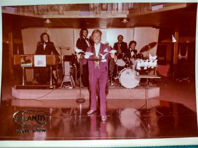 Titulo: Espectáculo de magia en crucero Mario Mostny. Año: Desconocido. Fuente: Archivo Mario Mostny