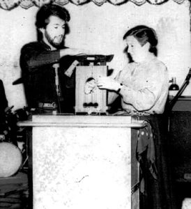 Titulo: Gerardo Parra en restaurante El Alero de los de RamónAño: 1985.  Lugar: Santiago. Fuente: Archivo Gerardo Parra