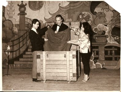 Descripción: "Polo" y su esposa Nelly (Indra) practicando el cajón de la triple fuga Fecha: Desconocida Fuente: Desconocida Procedencia: Archivo de Carlos Rodrigo- Maverick.