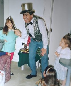 Titulo: Magia infantil  Año: Desconocido. Lugar: Santiago. Fuente: Archivo Personal Juan Marín
