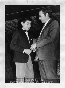 Titulo: Entrega de premio por Fernando Larraín 1er Festival de la magia  Año: 1968.  Lugar: Quinta Vergara Viña del Mar